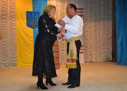 Почесні грамоти кращим працівникам університету вручає в.о. ректора Олена Олександрівна Непочатенко